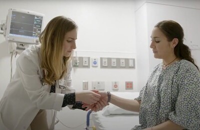 Кодирование Аквилонг в Алупке Врач держит пациентку за руку