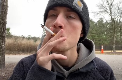 Лечение зависимости от табакокурения в Алупке Мужчина с сигаретой делает затяжку