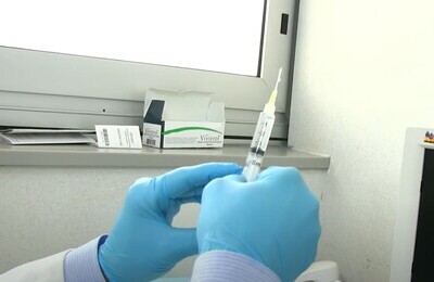 Проведение кодирования Вивитролом в Алупке Шприц с Вивитролом в руках у врача